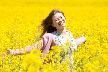 frau im blumenfeld