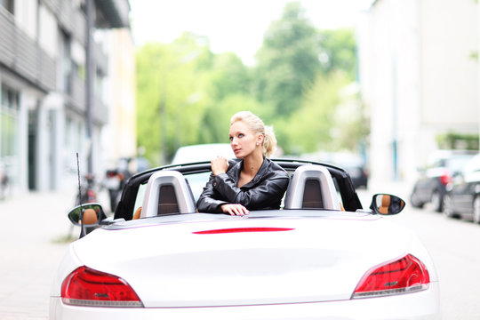 junge Frau mit Cabrio