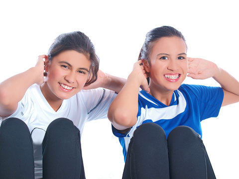 zwei mädchen machen fitness übungen