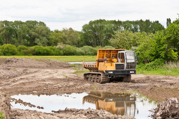LKW mit Kettenfahrwerk in unbefestigtem Gelände