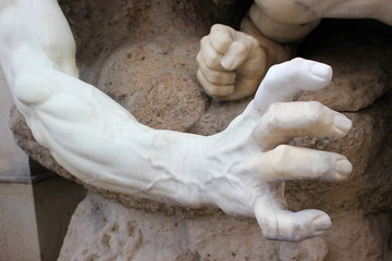 Arm und Faust einer Skulptur