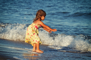 Little girl and the sea