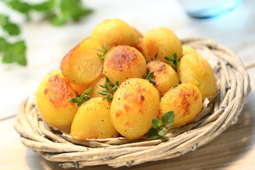 Naklejka na ściany i meble Roast-new-potatoes