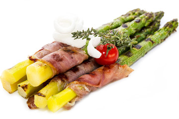 Рулетики мясные со спаржей и ананасом