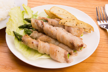 アスパラガスの肉巻き