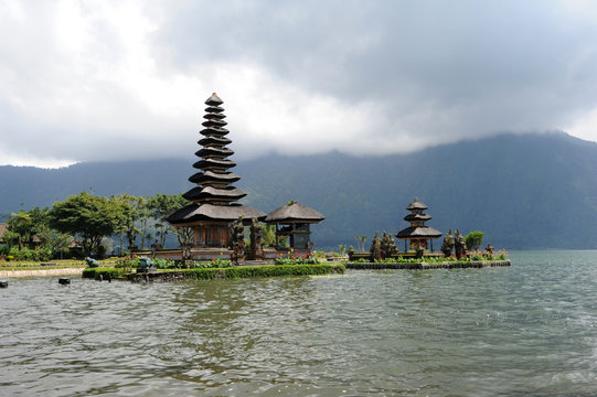 Il tempio di Pura Ulu Danau a Bedugul sull'isola di Bali
