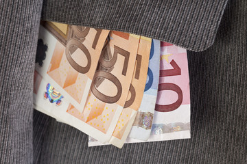 Euroscheine stecken in der Tasche von einem Jacket