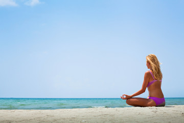 Fototapeta na wymiar yoga in sunny day on the beach