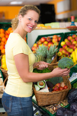 frau kauft gemüse