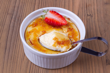 Creme brulee with strawberry