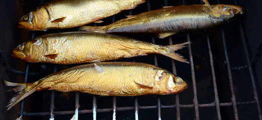 Донская селедка горячего копчения в коптильне на решетке