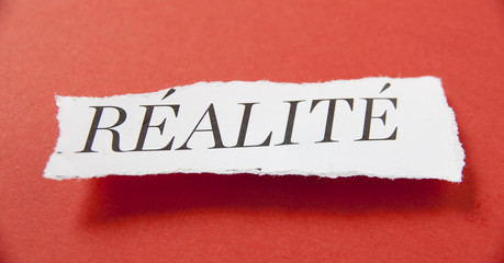 mot réalité sur fond rouge