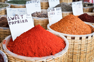 Epices colorées sur un marché - Turquie
