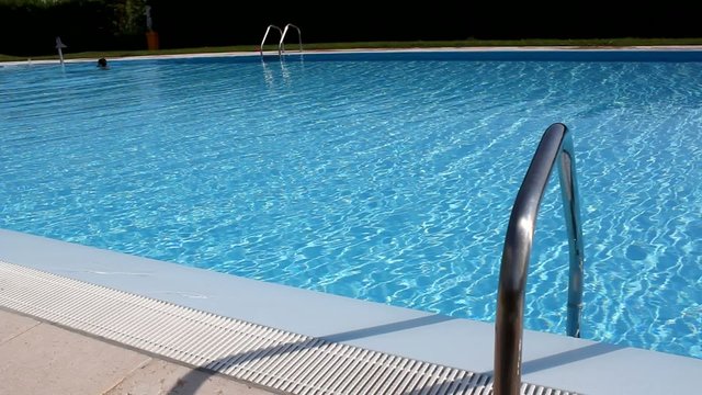 Kinder baden im Pool  im Urlaub