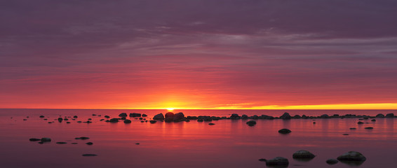 Schöner Sonnenuntergang auf See