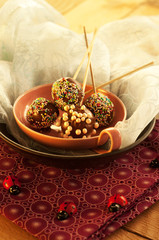 Frische Cake Pops in einer Schale