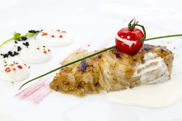 Рыбное филе под белым соусом