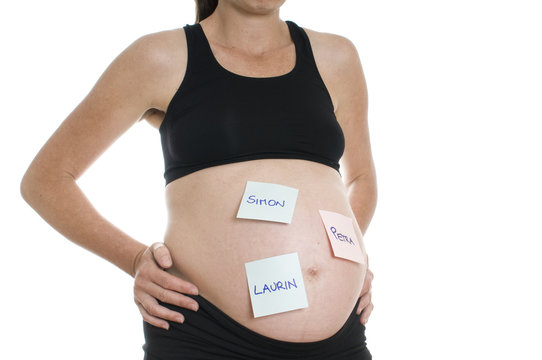 Schwangere mit Namens-Post-its am Bauch
