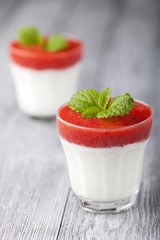 Strawberry and yoghurt dessert