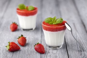 Strawberry and yoghurt dessert