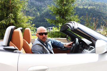 männliches Model im Auto