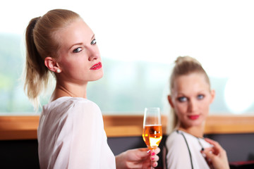 weibliche Models posieren mit einem Sektglas