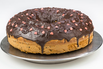 frisch gebackener Schokoladenkuchen mit Zuckerherzen