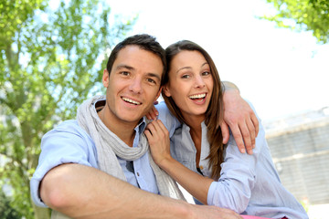 Naklejka premium Cheerful couple relaxing in park