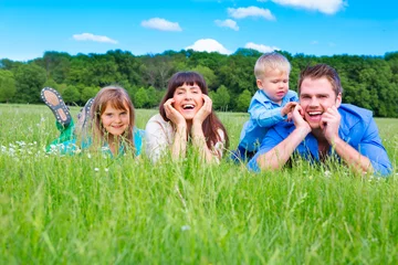 Fotobehang junge familie lachend auf der wiese © drubig-photo