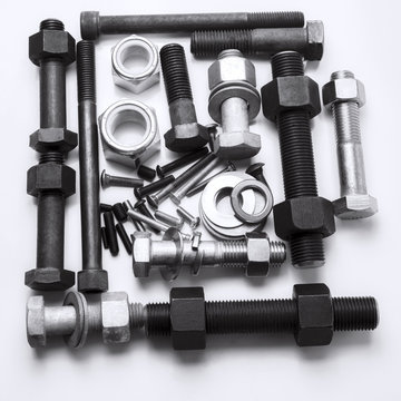 Tornillos aislados en fondo  blanco