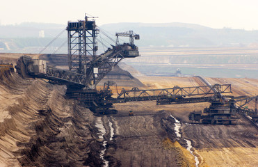 Fototapeta na wymiar Gigant koparka wiadro koła w kopalni węgla brunatnego