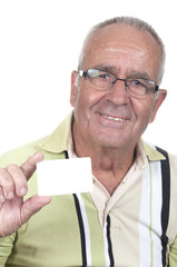 Vieil homme souriant  tenant sans la main uhe carte de crédit.