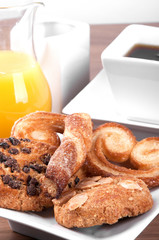 pâtisseries avec une tasse de thé