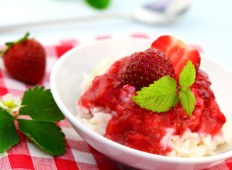 Milchreis mit Erdbeeren