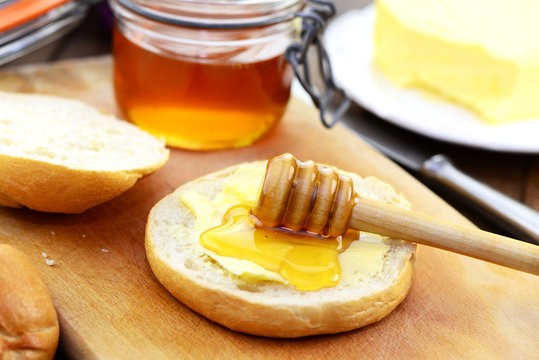Br&ouml;tchen mit Honig