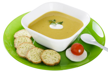 Vegetable cream soup with crackers