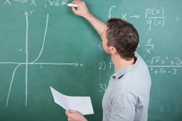 mathe-lehrer schreibt an die tafel