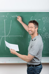 lehrer schreibt mathe an die tafel