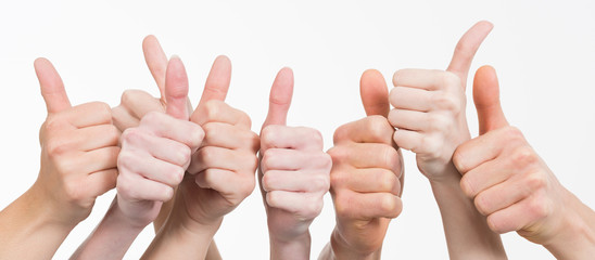 viele Daumen zeigen hoch