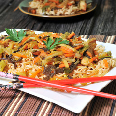 Chinese noodles with vegetables and chicken