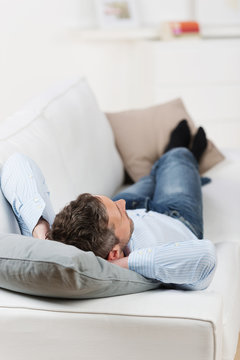 entspannter mann auf dem sofa