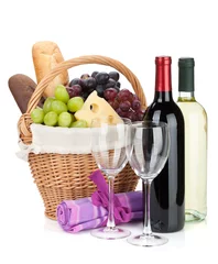 Rolgordijnen Picknickmand met brood, kaas, druiven en wijnflessen © karandaev