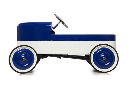 Tretauto im Retro-Stil isoliert auf wei&szlig;