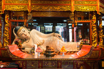 Statue couchée dans le Temple du Bouddha de Jade Shanghai Chine