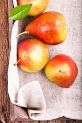 Birnen in rustikaler Holzkiste