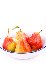 4 saftige Birnen in Emailleschüssel