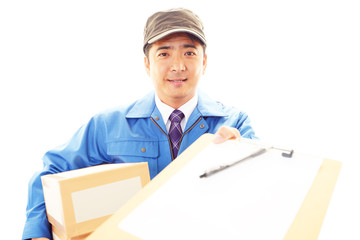 荷物を運ぶ笑顔の男性