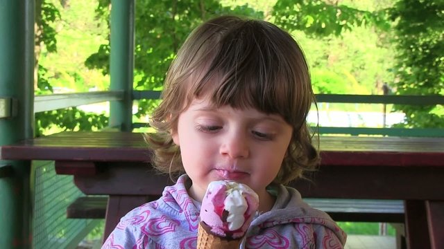 bambina mangia il gelato