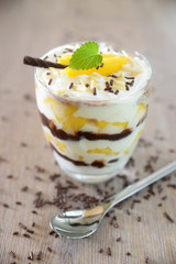 Schichtdessert mit Schokolade und Mango