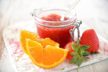 Fruchtmus mit Erdbeeren und Orangen